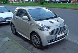 1024px-Aston_Martin_Cygnet_Gen1_000_2011-0000_frontright_2012-05-01_U.jpg