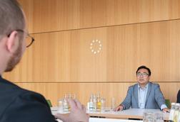 Freddie Holmes CDN chats to Han Luqiang, FAW-VW