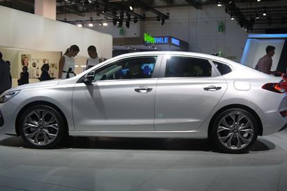 hyundai-i30-fastback-side.jpg