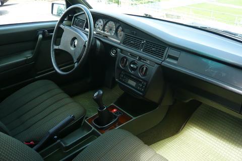 mercedes-1984-190e-012.jpg