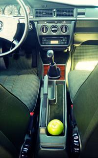 1984-Mercedes-190E---int-centre-tunnel-&amp;-dash.jpg