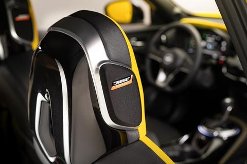 JUKE MC 2024 - interior_ iconic yellow body color - N-Sport - BOSE speakers on seats
