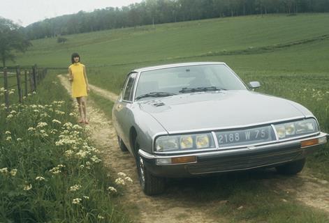 Citroen SM - front with yellow dress girl